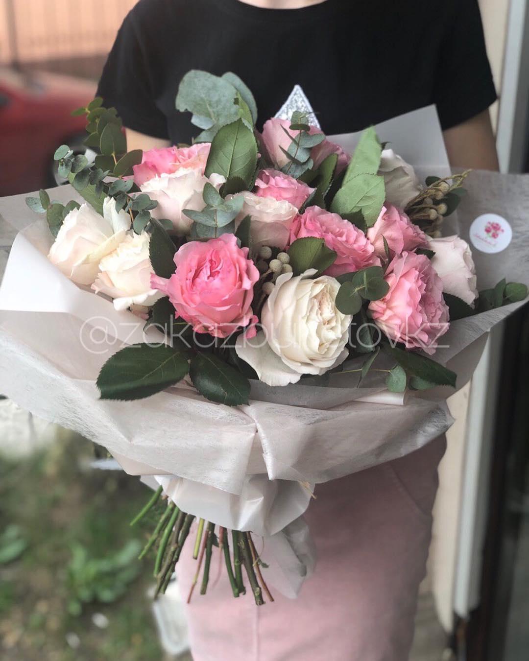 Цветочный букет "Пионовидные розы"
