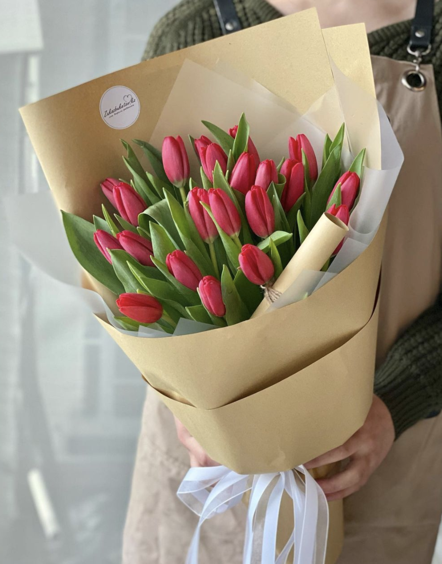 25 красных голландских тюльпанов