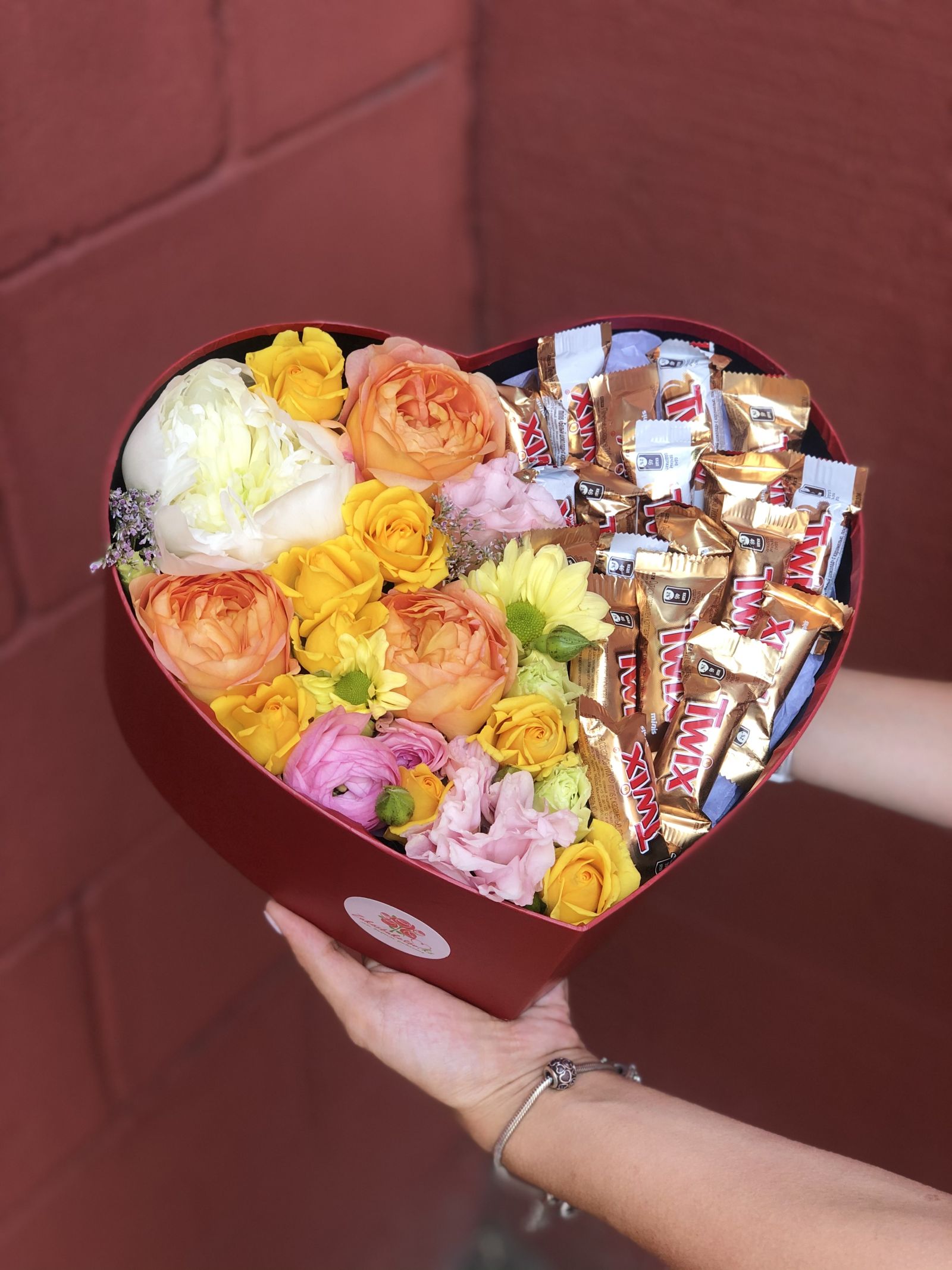Экзотические цветы в коробку с мини-шоколадками