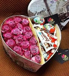 Коробка "сердце" с розами и сладостями