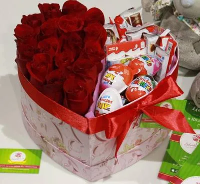 Коробка "сердце" с розами и сладостями 3