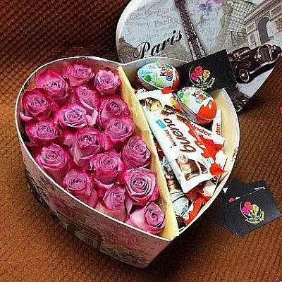 Коробка "сердце" с розами и сладостями 1