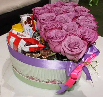 Коробка "сердце" с розами и сладостями 3