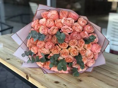 61 пионовидная роза с эвкалиптом 6
