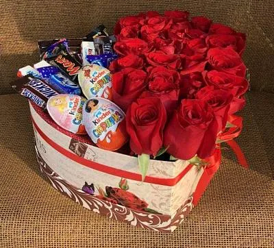 Коробка "сердце" с розами и сладостями 1
