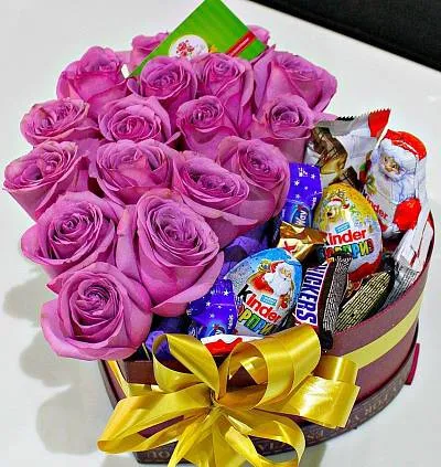Коробка "сердце" с розами и сладостями 2
