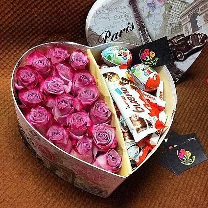Коробка "сердце" с розами и сладостями