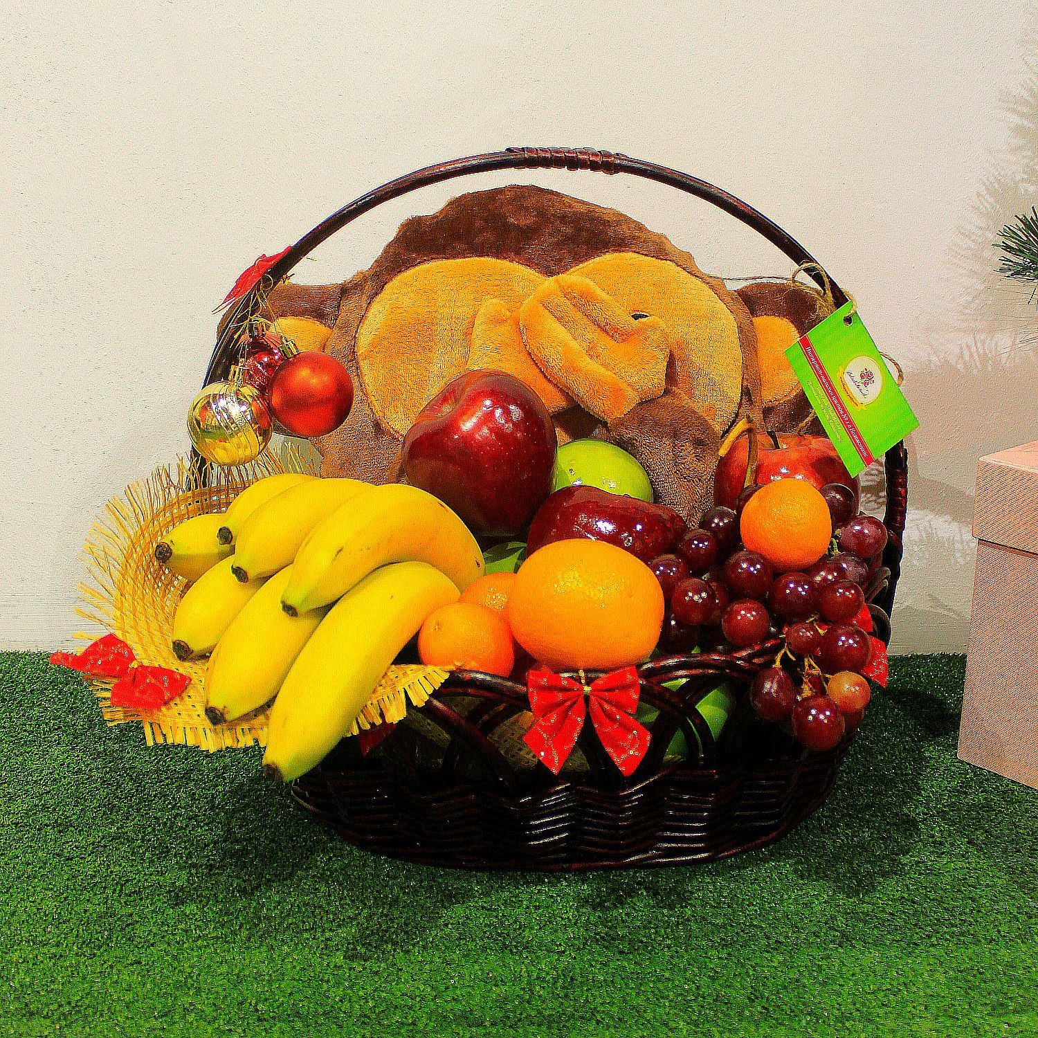 Новогодняя корзинка с фруктами