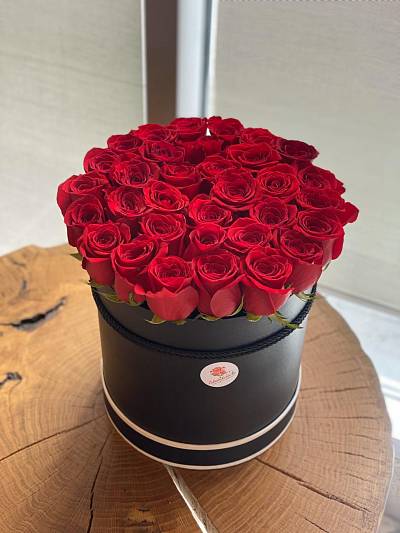 27 красных голландских роз в коробку 3