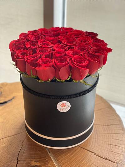 27 красных голландских роз в коробку 1