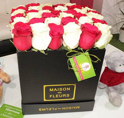 Квадратная коробка MAISON c голландскими розами 1