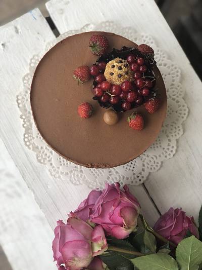 Шоколадный торт в ягодном оформлении 1