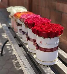 15 голландских роз в коробку разных цветов