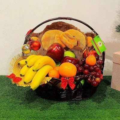 Новогодняя корзинка с фруктами 1