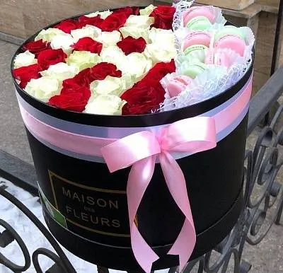 Коробка MAISON с голландской розой и французскими макаронс 1