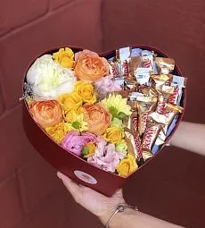 Экзотические цветы в коробку с мини-шоколадками