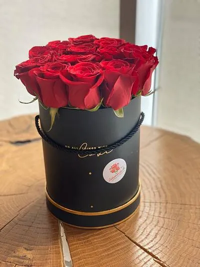 13 красных голландских роз в коробку 4