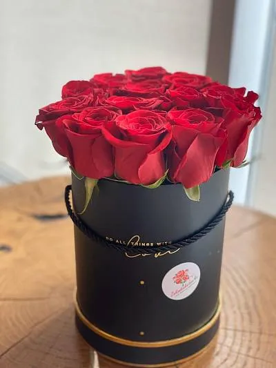 13 красных голландских роз в коробку 2