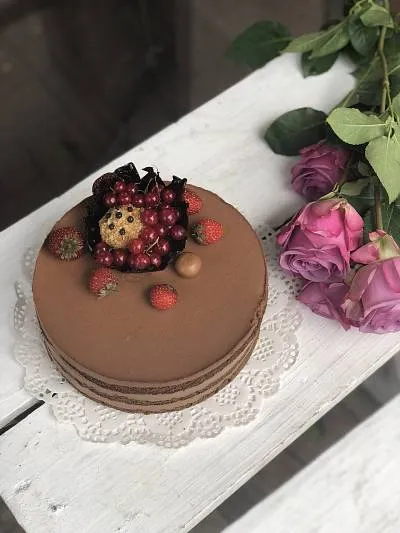 Шоколадный торт в ягодном оформлении 3