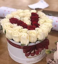 Белые розы с буквой 