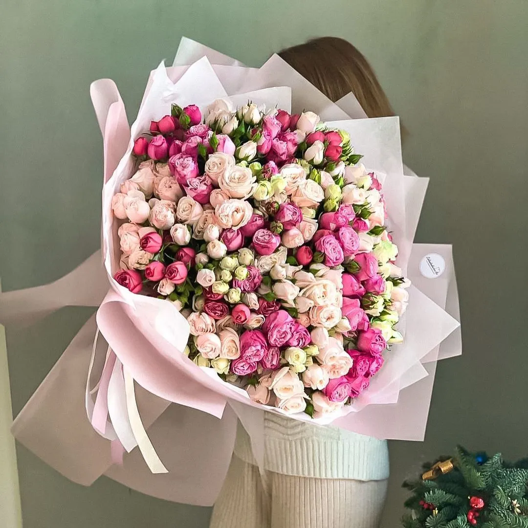 Букет из 55 спрей роз в премиальном оформлении — интернет-магазинZakazBuketov