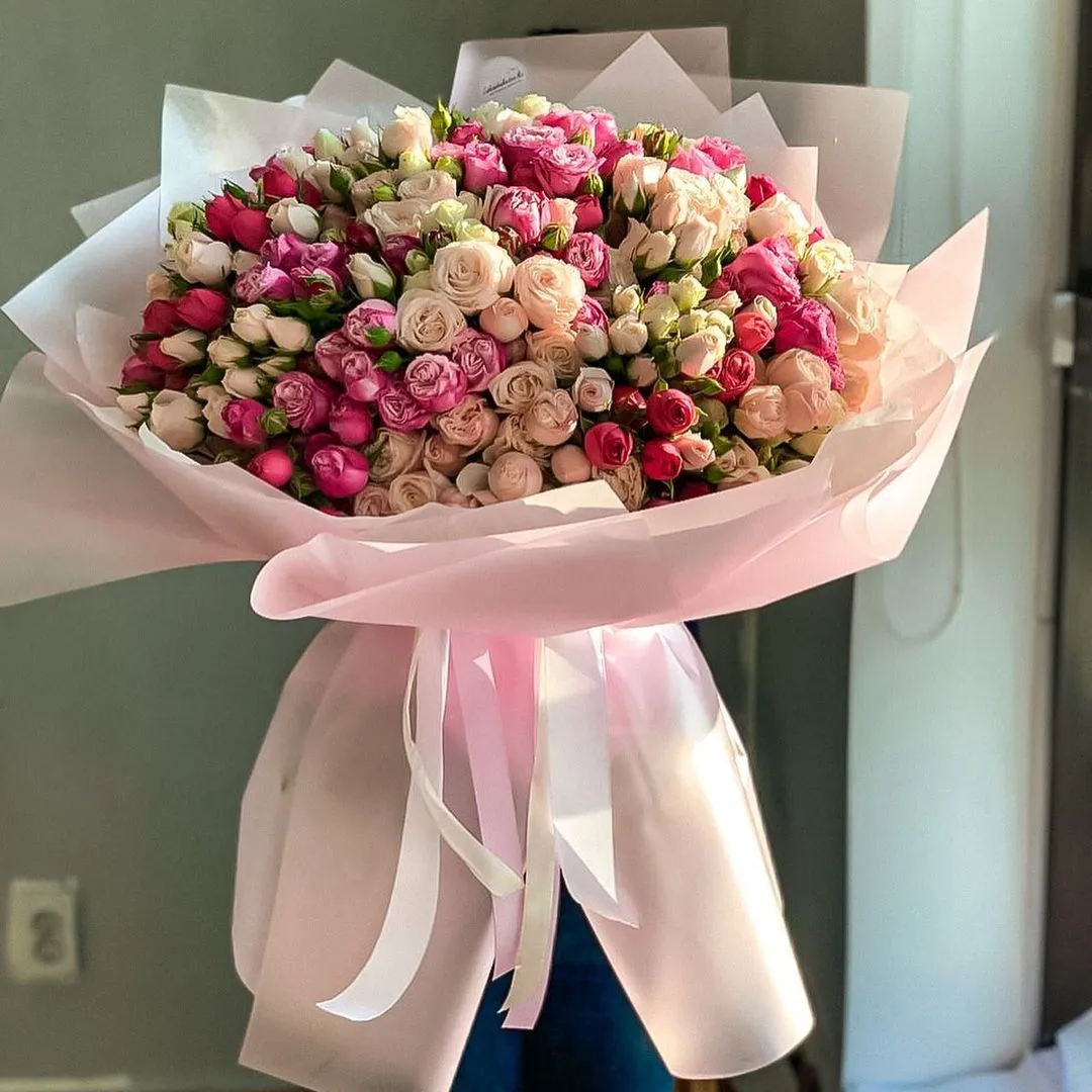 Букет из 55 спрей роз в премиальном оформлении — интернет-магазинZakazBuketov