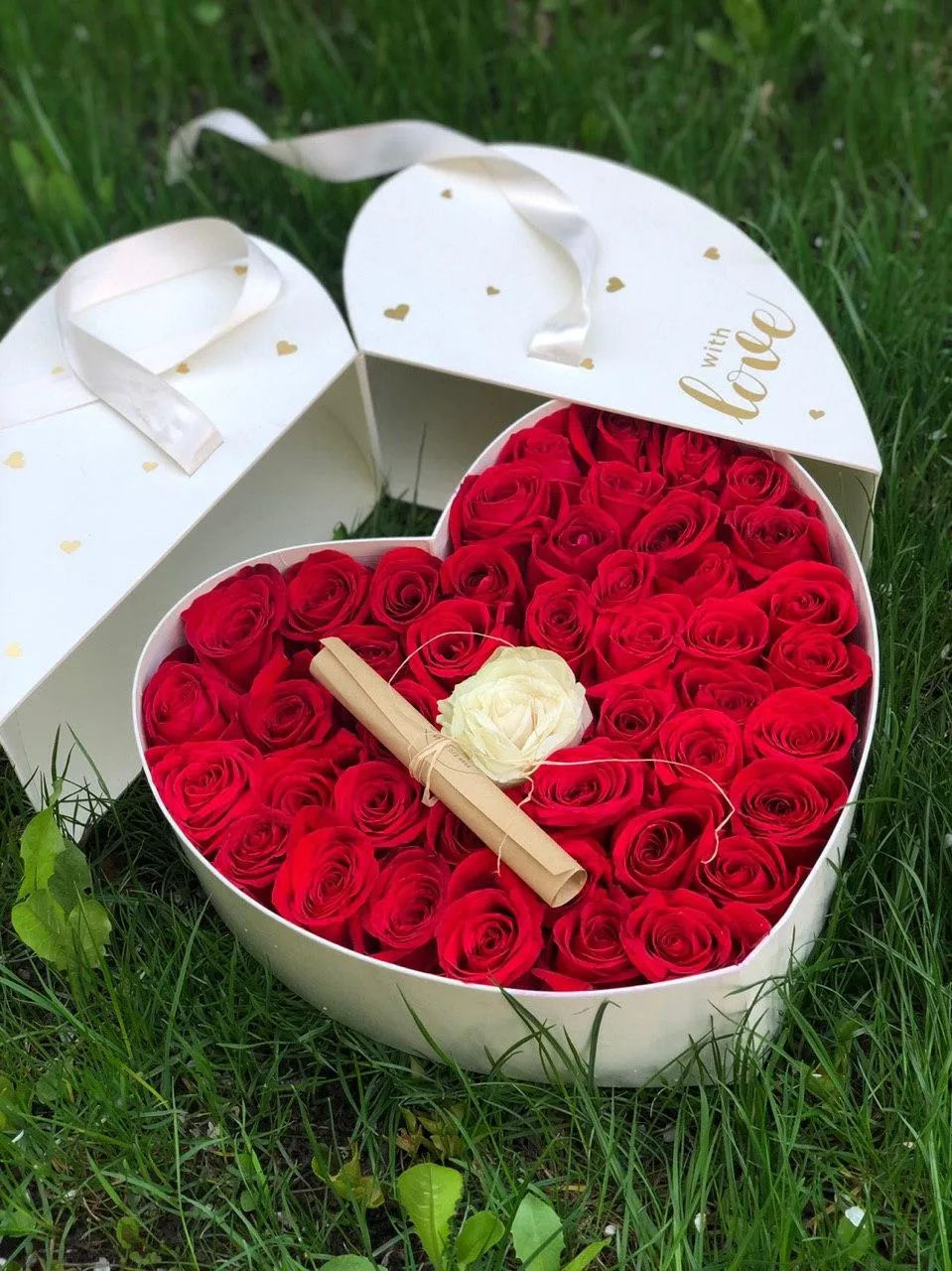 Голландские розы в коробке-сюрприз "Сердце"