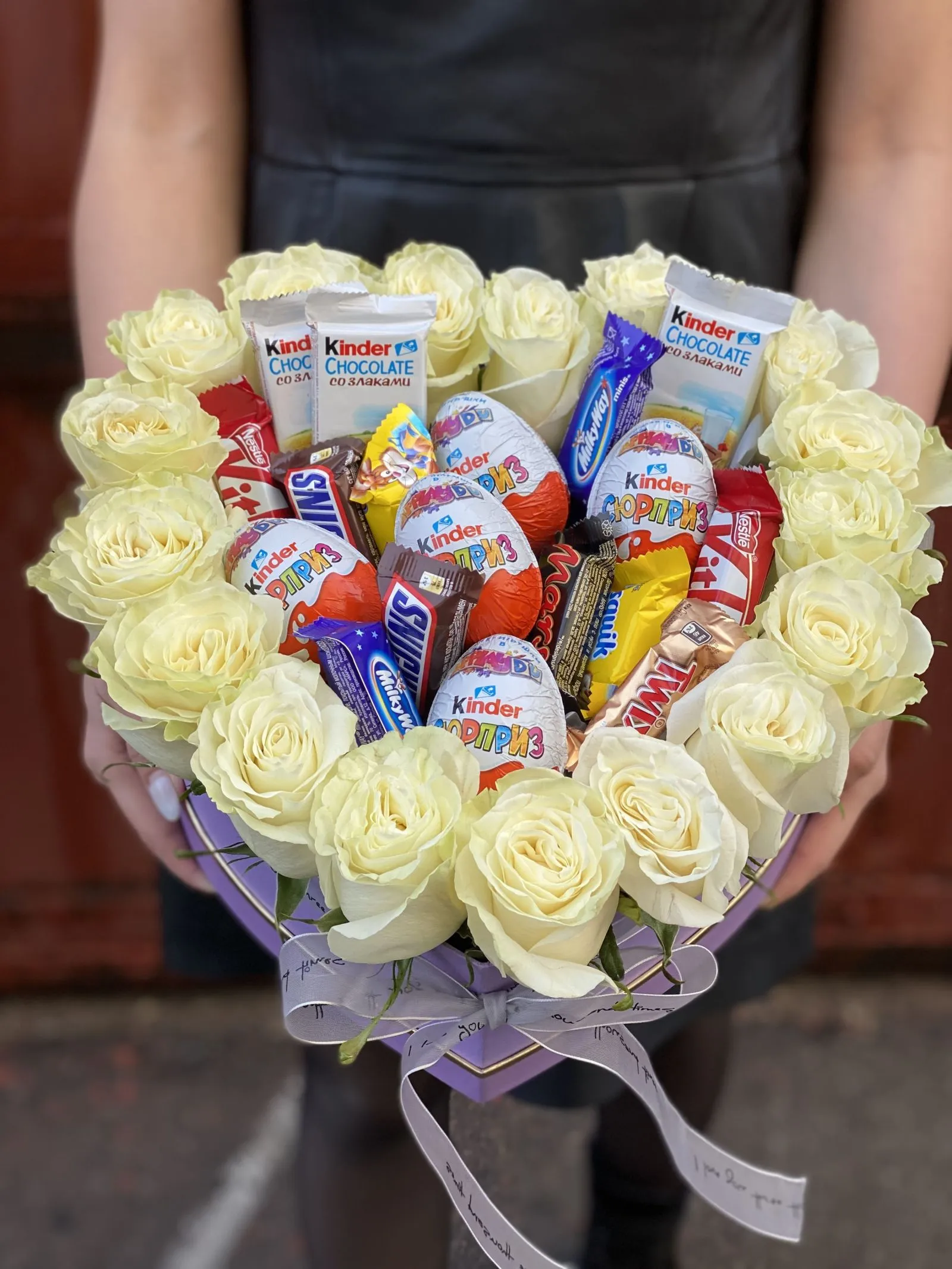 17 голландских роз со сладостями в сердце