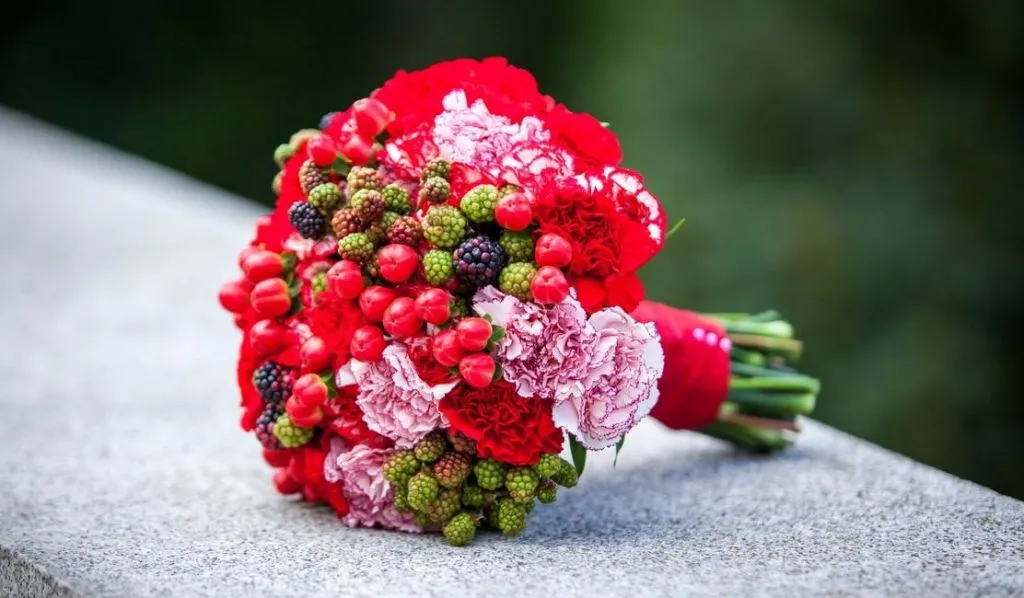 Букет из цветов и ягод, украшенный плодами гиперикума